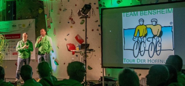 Zum Nachtreffen der Tour de Riva hatte das Bensheimer Team der Tour der Hoffnung in die Kletterhalle eingeladen. Jürgen Pfliegensdörfer (links) und Michael Dreißigacker begrüßten die Teilnehmer. © Neu